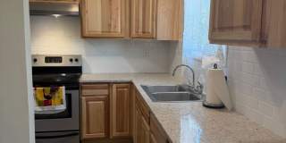 Beautifully updated 3-bedroom 1 bath duplex in Springfield! Gallery 30