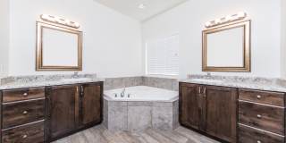 Spacious Home in Little Valley-Pets Negotiable Gallery 19