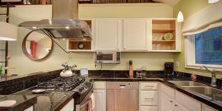Furnished Cozy Bungalow Style Condo in Capitol Hill Gallery 7