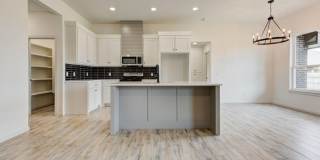 Beautiful! 4-Bed Home in Mustang Gallery 4