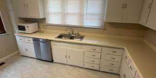 Charming 3 Bed 2 Bath Home! *2027* Gallery 13
