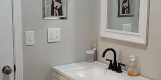 4 Bedroom, 2 bathroom home near Caterpillar Gallery 33