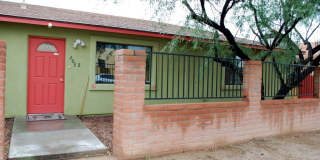 Modern 4 Bed 5 Bath Near UofA – Private Baths & Off-Street Parking Gallery 4