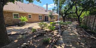 FOR LEASE!! Great location! Gallery 19