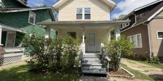 CHARMING 2-BEDROOM HOME WITH A TWO-ROOM SUNROOM AND CLASSIC CLAWFOOT BATHTUB! Gallery 1