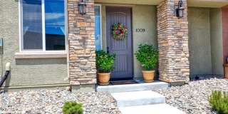 Townhome short drive to freeway. 3 bedroom 2 1/2 baths Gallery 1