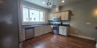 Beautiful 2 bed 1.5 bath townhome Gallery 9
