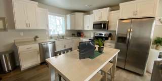 Modern 3 Bedroom 2 Bathroom Townhome Gallery 3