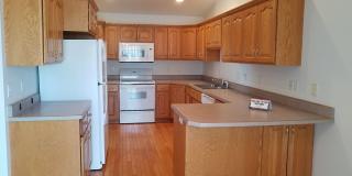 3 Bedroom - 2 Bathroom Twinhome for Rent - Fenced Yard! Gallery 1