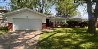 Brentwood 3 bedroom & 2 bathroom home, Huge Fenced Yard Gallery 1