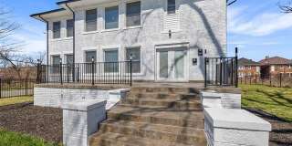 2080 Gladstone, Unit 1 Street Gallery 32