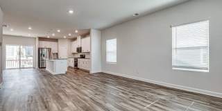 Room in 4 Bedroom Home at Tears Ln Gallery 9