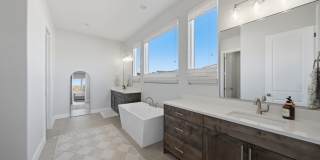 4 Bedroom Home with Gorgeous Views Gallery 23