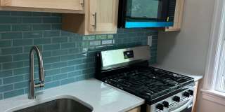 Renovated 2 Bed Apartment 1 block to downtown with Laundry and Central Air Gallery 1