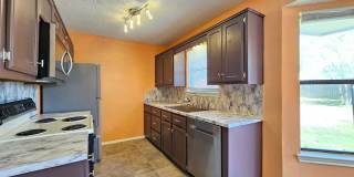 HUGE RENT REDUCTION & AVAILABLE NOW! Gallery 11