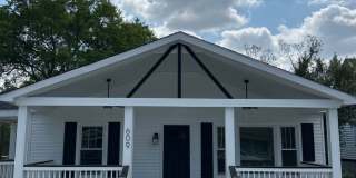 Beautifully Remodeled 4/2 Gallery 1