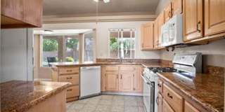 Bloomington Beauty-Landscaping INCLUDED!  6 month lease only Gallery 16