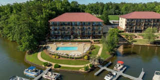 ***Beautiful 2 Bedroom / 2 Bathroom Condo on Lake Harding*** Gallery 1