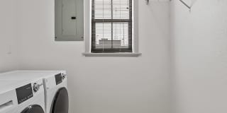 United Jewelers and Lee Hardware Apartments Gallery 37