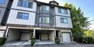 Bright 2 BD | 2.5 BA Townhome with A/C and Parking - Tigard Gallery 1