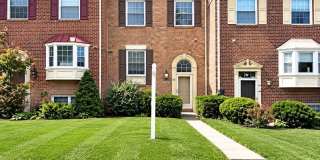Spacious 4bd 3.5bth Brick-Front Townhome in The Lakes Gallery 1