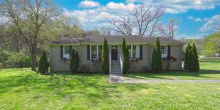 **ONE-SIDE-OF-A-DUPLEX HOME MINUTES FROM NASHVILLE WEST AND DOWNTOWN WITH A GORGEOUS LARGE YARD** Gallery 1