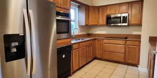 FOR RENT 5 bedroom, 3 bathrooms, 2 car garage home near UF. Gallery 4