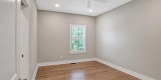 1602 E Maxwell St Gallery 22