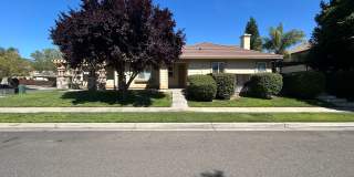 Nice Oakdale home on corner lot Gallery 1