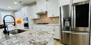Beautiful 4BR Townhouse in Ballantyne Gallery 13