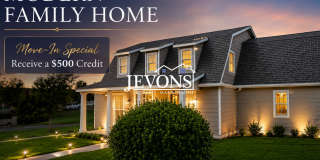 Spacious home with fully equipped kitchen and 2-car garage near Stewart Park Gallery 1