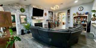 Beautifully updated home IN THE BLUFFS! Gallery 9