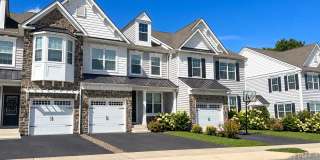 GORGEOUS MOVE IN READY TOWNHOME Gallery 1