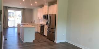 Beautiful Three Bedroom Townhouse! Gallery 4