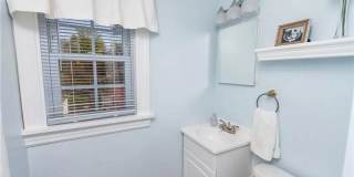 3 BR / 2 BA Sunny renovated Cape Cod within walking distance to Bryan Park Gallery 19