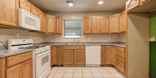 Charming 3-Bed, 1.5-Bath Home with 2-Car Garage Near NW 23rd & MacArthur Gallery 12
