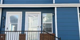 Beautiful 2bd, 2 ba 1,365 sq. ft. Condo, New Paint and Carpet, Fenced Yard, Close to Everything Gallery 1