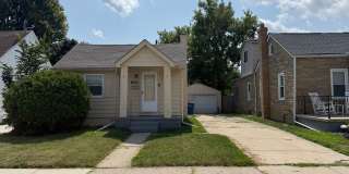 2 Bedroom SF Property with 2 car detached garage Gallery 3