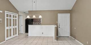 Charming 2BR Condo with Vaulted Ceilings, Fireplace & Pool Access Gallery 12