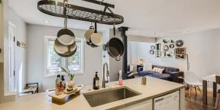 Downtown 2 BDR / 2BA - Walk to Everything Gallery 16