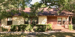 Charming 3 Bedroom Home - Large Backyard - Carport Gallery 1