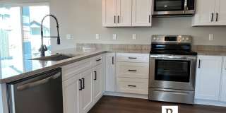 Gorgeous 3 Bed / 2.5 Bath Townhome in the heart of Talent, OR Gallery 5