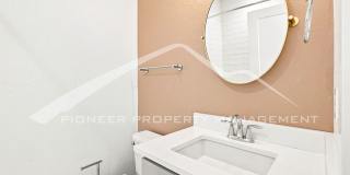 Gorgeous Townhouse with Central AC and Rooftop Deck Gallery 17