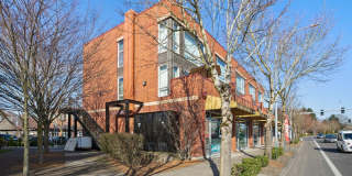 Stylish Condo Close To Nike  Intel - Pet Negotiable w/Pet Rent Gallery 1