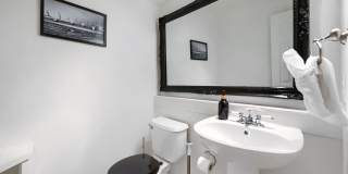 2 BDR Gorgeous Updated Townhome with Huge Garden Gallery 24