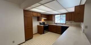 Large 2 Bedroom Hucrest Home! 1 Year Lease Required Gallery 14