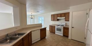 Two-Story 3 Bed/2.5 Bath with 2nd Floor Laundry Room! Gallery 8