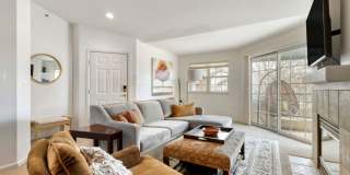 Top-Floor Serenity: Bright & Modern Fully Furnished Boulder Retreat Gallery 1