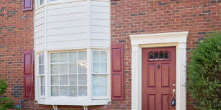 2BR/2.5BA Townhome Gem with Fenced Yard, Fireplace & Bay Windows Gallery 1