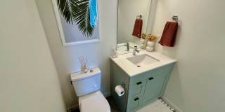 Spacious Ballard Townhome- 2 Bedrooms with Parking Gallery 10